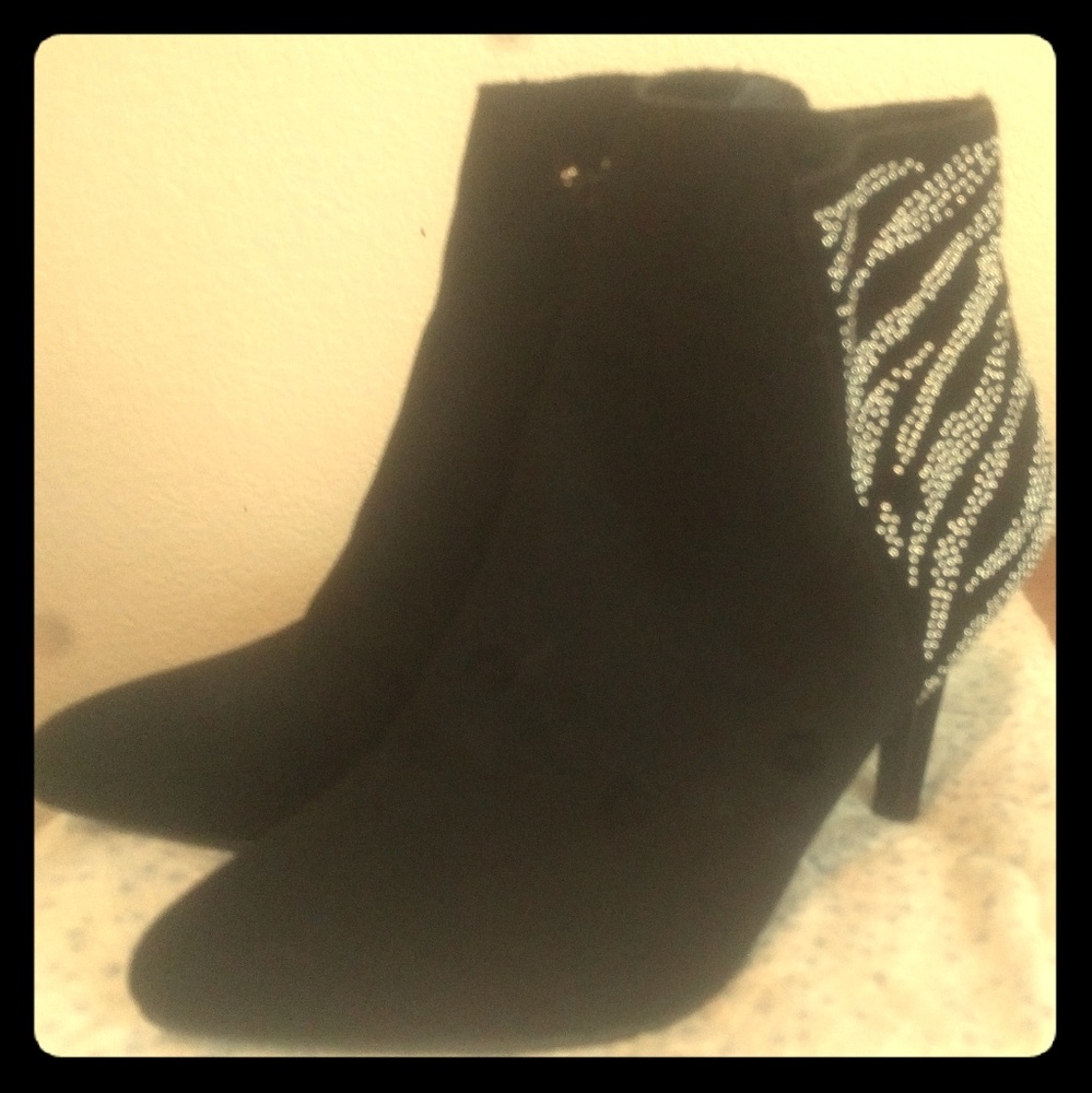 Me Too black high heel ankle boots